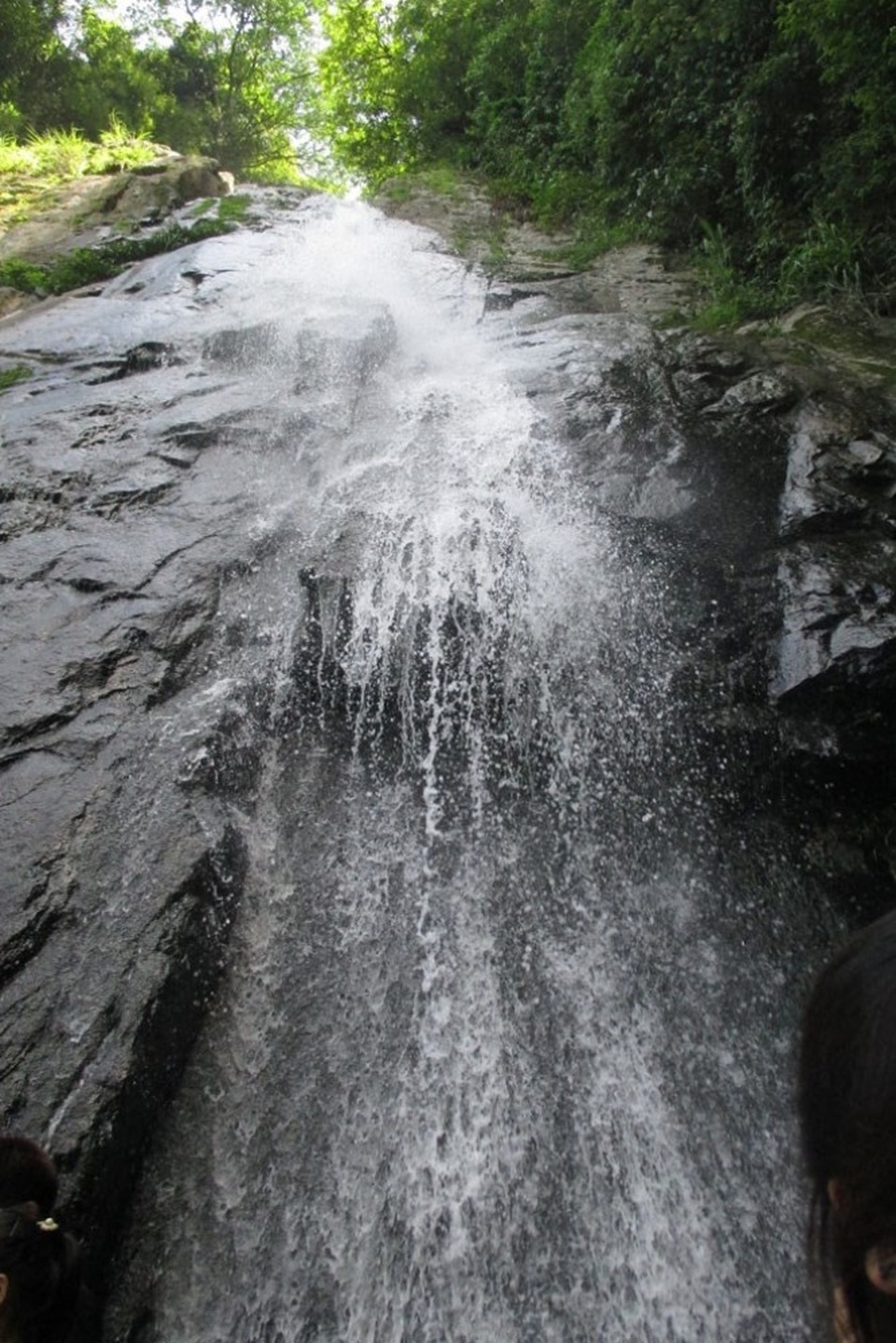 Thác Bạc dần hiện ra với dòng nước đổ từ độ cao 50m rất mạnh và bạc trắng.