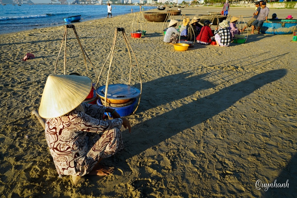 Bình minh trên biển Mỹ Khê - 12 Bóng đời