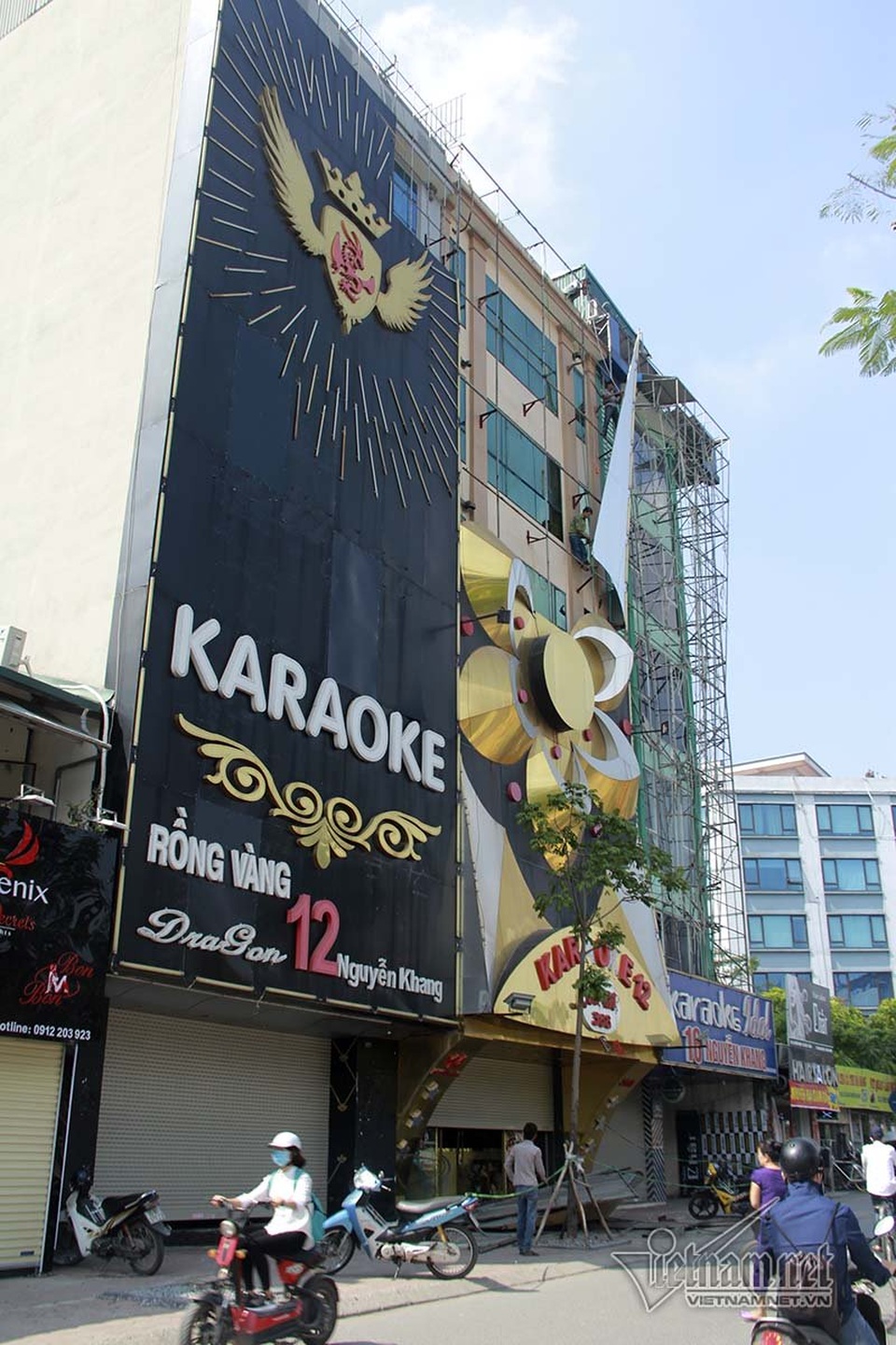 Theo lời các chủ quán, biển càng to, càng màu sắc và nhiều chi tiết nổi bật thì càng dễ thu hút khách tới hát. Hơn thế, biển quảng cáo cũng thể hiện phần nào sự sang trọng của quán, do đó mỗi quán hát “mọc” lên sau đều cố gắng trang bị biển quảng cáo to hơn, màu sắc hơn quán trước