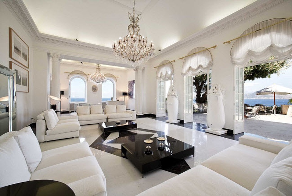 Nằm trên đảo Capri ở Italia, biệt thự Villa Solaro có 9 phòng đôi, đủ chỗ cho 18 khách. Nội thất của công trình từ thế kỷ thứ 18 này được trang trí theo phong cách Baroque với tông màu đen trắng chủ đạo.