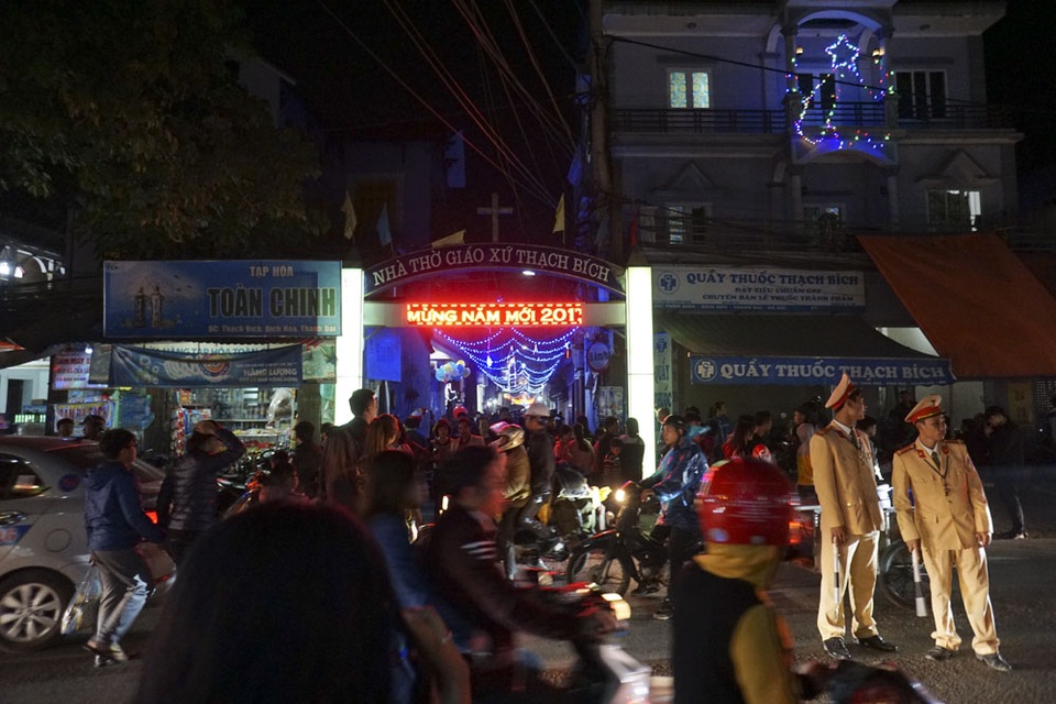 Giáng sinh ấm áp ở nhà thờ trăm tuổi ngoại ô Hà Nội - 12 Nhà thờ Thạch Bích nằm kề bên QL21B. Trong đêm Giám sinh, người dân từ khắp nơi đổ về dự lễ, lực lượng CSGT đã phải làm việc khá vất vả để không xảy ra ách tắc.