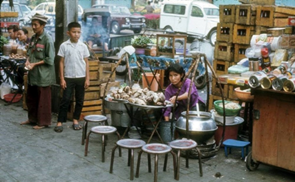 Gánh hàng cháo lòng bán tại chợ hoa, 1971