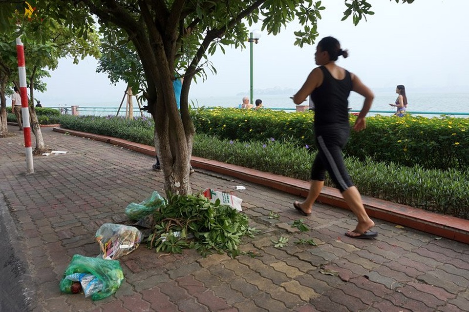 Dân Hà thành bịt mũi tập thể dục, nhắm mắt nhậu trên rác - 14 Dân Hà thành bịt mũi tập thể dục, nhắm mắt nhậu trên rác - 14