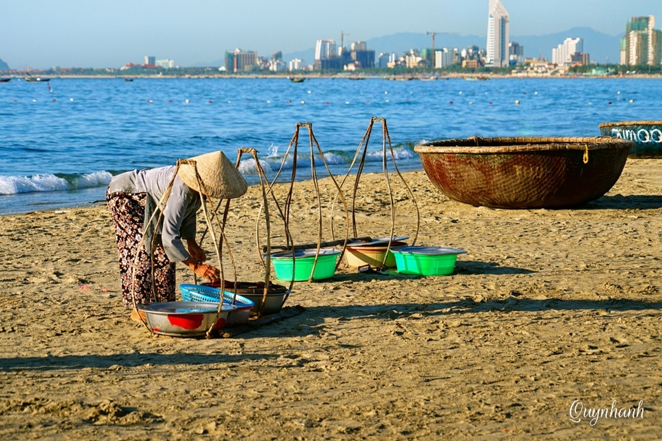 Bình minh trên biển Mỹ Khê - 13 Lam lũ