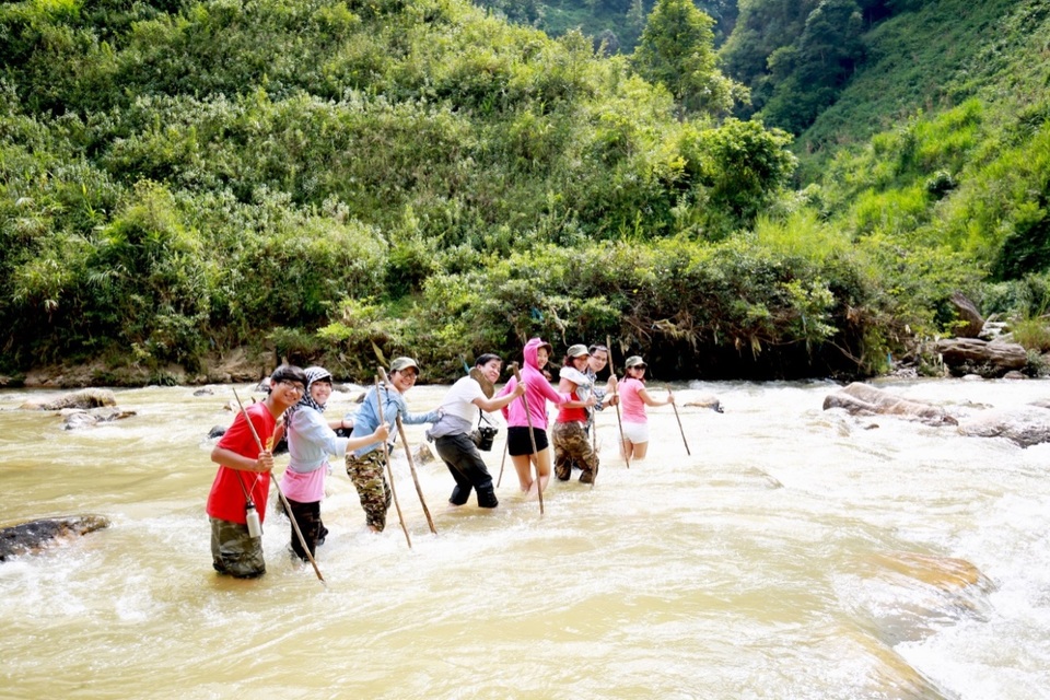 Sang đến bờ bên kia, ai cũng thở hổn hển nhưng vẫn tràn đầy hưng phấn bởi đã thành công trong cuộc chinh phục con thác.