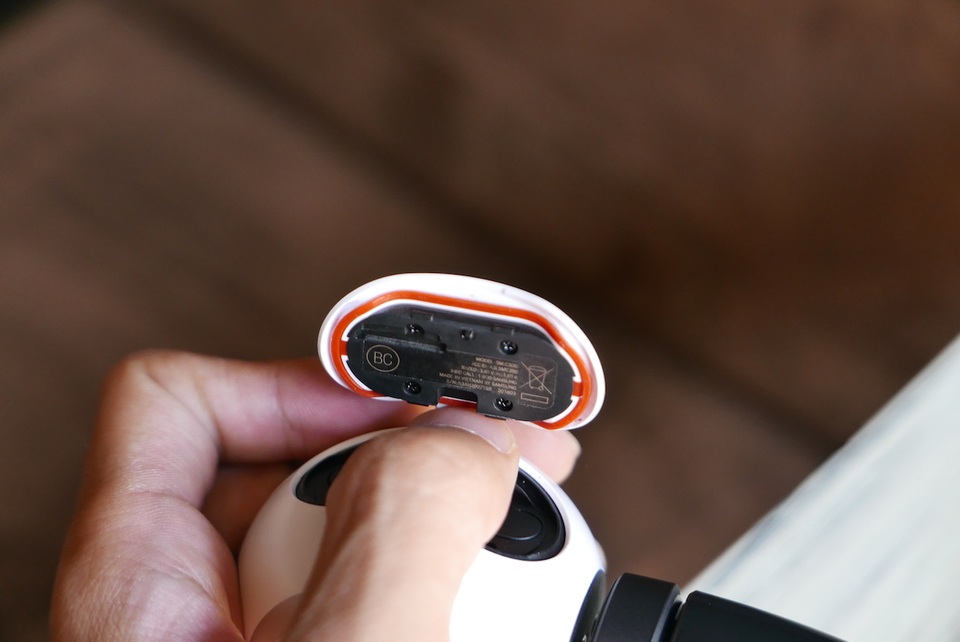 Hình ảnh đập hộp và trên tay Gear 360 chính hãng - 13
Gear 360 có khả năng chống nước, chống bụi chuẩn IP53. Nắp đậy của Gear 360 có một vòng gioăng khá dày.