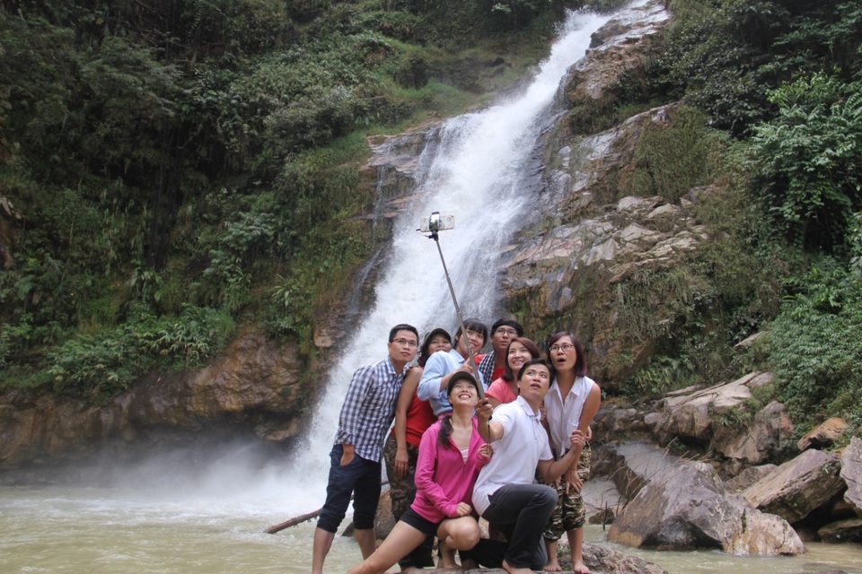 
Chặng về đã quen chân hơn vậy mà có lẽ do đã thấm mệt nên chúng tôi bị rơi hành lý xuống suối, phải trải ra hong cho khô trên phiến đá.
