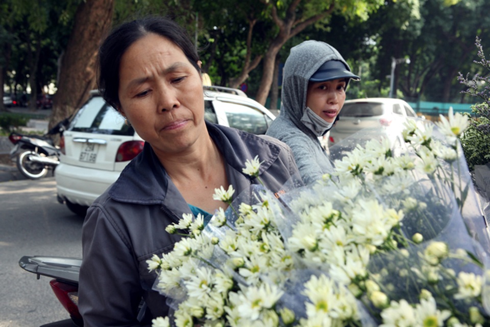 Cúc họa mi được mùa, nông dân Hà Nội thu cả trăm triệu - 15 Những người bán hàng hoa rong tất bật từ sáng sớm đến tối mịt, đem những cánh hoa mỏng manh, trắng muốt khắp phố phường.