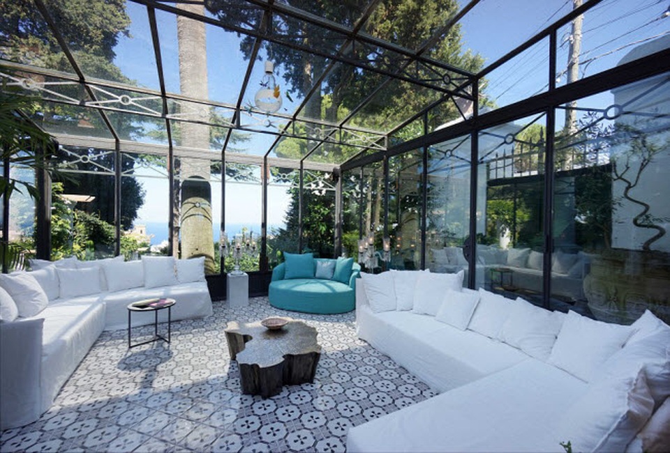 Cũng nằm trên đảo Capri ở Italia, biệt thự Villa Lunalia giúp du khách có thể ngắm toàn cảnh vịnh Naples tuyệt đẹp.