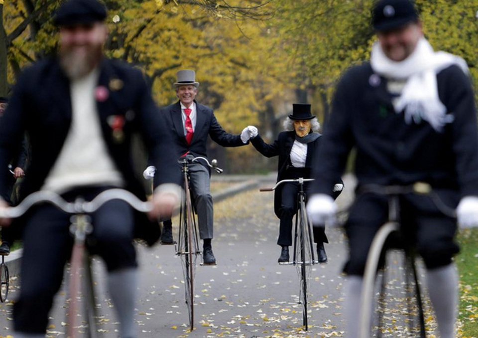 Cộng hòa Séc: Người dân Séc mặc trang phục truyền thống ngồi trên những chiếc xe đạp cao trong một cuộc đua thường niên ở Prague ngày 5/11.