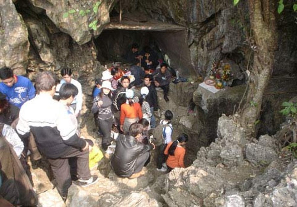 5 điểm du lịch tại Việt Nam không dành cho những ai yếu bóng vía - 15
Lối đi xuống tham quan hang động lúc nào cũng đông nghịt.