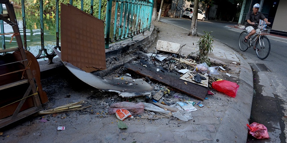 Dân Hà thành bịt mũi tập thể dục, nhắm mắt nhậu trên rác - 16 Bãi rác lâu chưa được dọn trên phố Yên Hoa