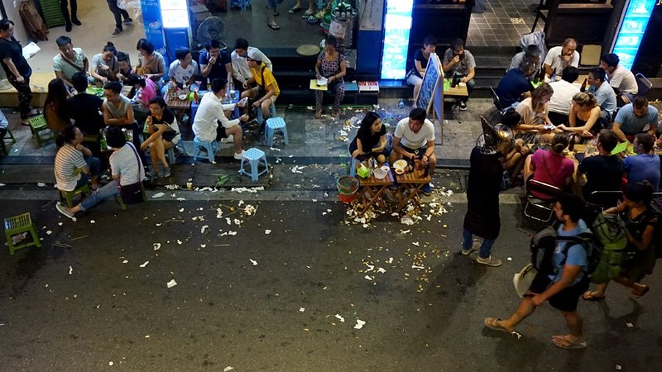 Dân Hà thành bịt mũi tập thể dục, nhắm mắt nhậu trên rác - 17 Hình ảnh trên phố Lương Ngọc Quyến. Dù đã được chủ quán đặt thùng rác ngay cạnh bàn, song khách ăn nhậu xả rác thắng xuống chân