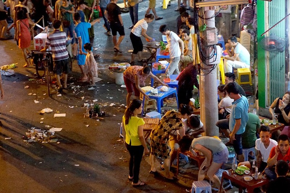 Dân Hà thành bịt mũi tập thể dục, nhắm mắt nhậu trên rác - 18 Rác ngập quanh các bàn nhậu đoạn ngã tư phố Lương Ngọc Quyến - Tạ Hiện