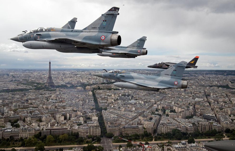 Pháp: 4 tiêm kích Mirage 2000C và một chiến đấu cơ Alpha bay qua bầu trời Paris khi đang trên đường tham gia cuộc diễu binh nhân ngày Quốc khánh Pháp 14/7.