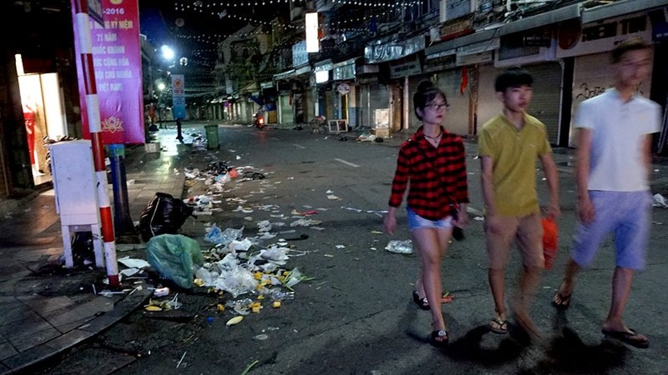 Dân Hà thành bịt mũi tập thể dục, nhắm mắt nhậu trên rác - 20 Khu vực chợ đêm dọc các con phố Hàng Ngang, Hàng Đào, Hàng Đường, Đồng Xuân sau mỗi đêm tan chợ chẳng khác bãi rác