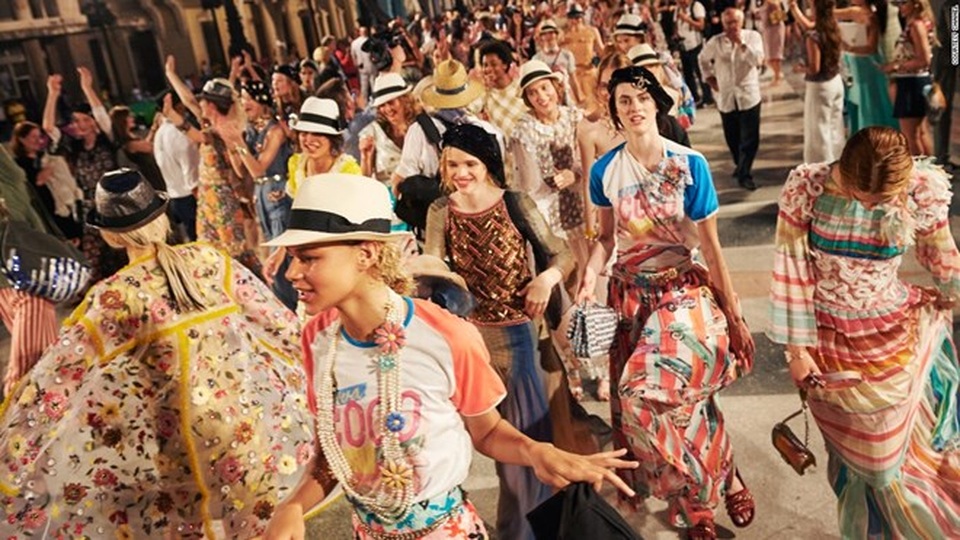 Những show diễn thời trang đáng nhớ của thế giới trong năm 2016 - 20