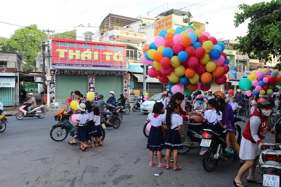 Lãnh đạo Đảng, Nhà nước dự khai giảng cùng các em học sinh - 43 Bóng bay đắt hàng trong sáng ngày toàn dân đưa trẻ đến trường - Ảnh: Viết Hảo
