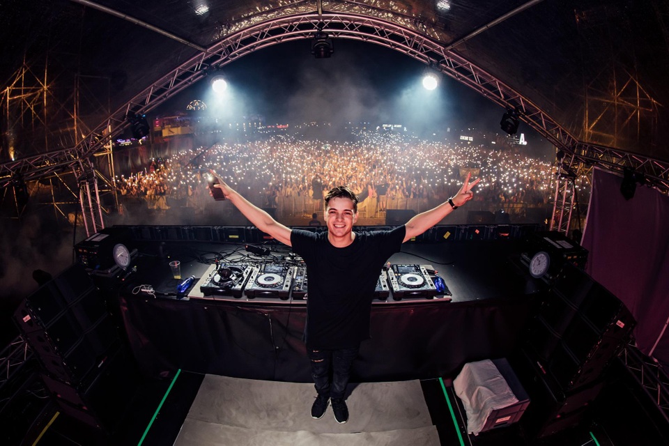 Martin Garrix sẽ là DJ số 1 thế giới trẻ nhất lịch sử? - 2 Mới đây nhất, ca khúc In the Name of Love của anh đã trở thành hit của mùa hè năm nay và khuấy động mọi sàn nhảy, quán bar cũng như các bảng xếp hạng âm nhạc trên khắp thế giới. Có giai điệu lôi cuốn, In the Name of Love “bắt tai” người nghe ngay từ những giai điệu đầu tiên và sau đó bùng nổ qua bàn tay “phù thủy” của Martin ở những đoạn cao trào, khiến không ai có thể đứng im khi nghe bài hát này. Trong show diễn tại Hà Nội cuối tháng 9, Martin Garrix cũng sẽ thể hiện bản hit mới nhất này trước 15.000 khán giả có mặt ở Ecopark.