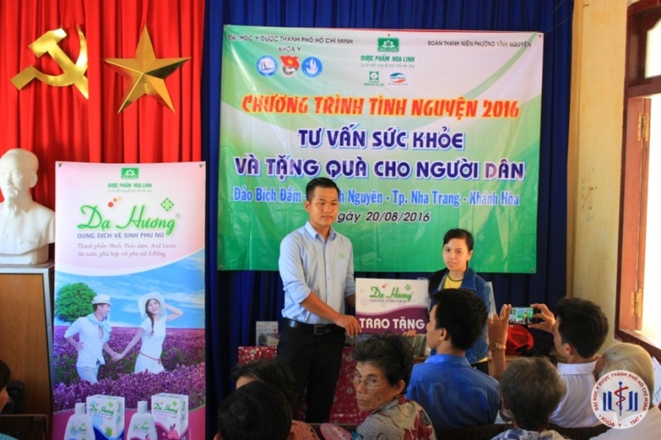 Góp phần nâng cao kiến thức y học cộng đồng và chung tay hỗ trợ các gia đình khó khăn tại Nha Trang - 2 Đại diện nhãn hàng Dạ Hương tặng quà cho chị em phụ nữ xã đảo Bích Đầm, Nha Trang