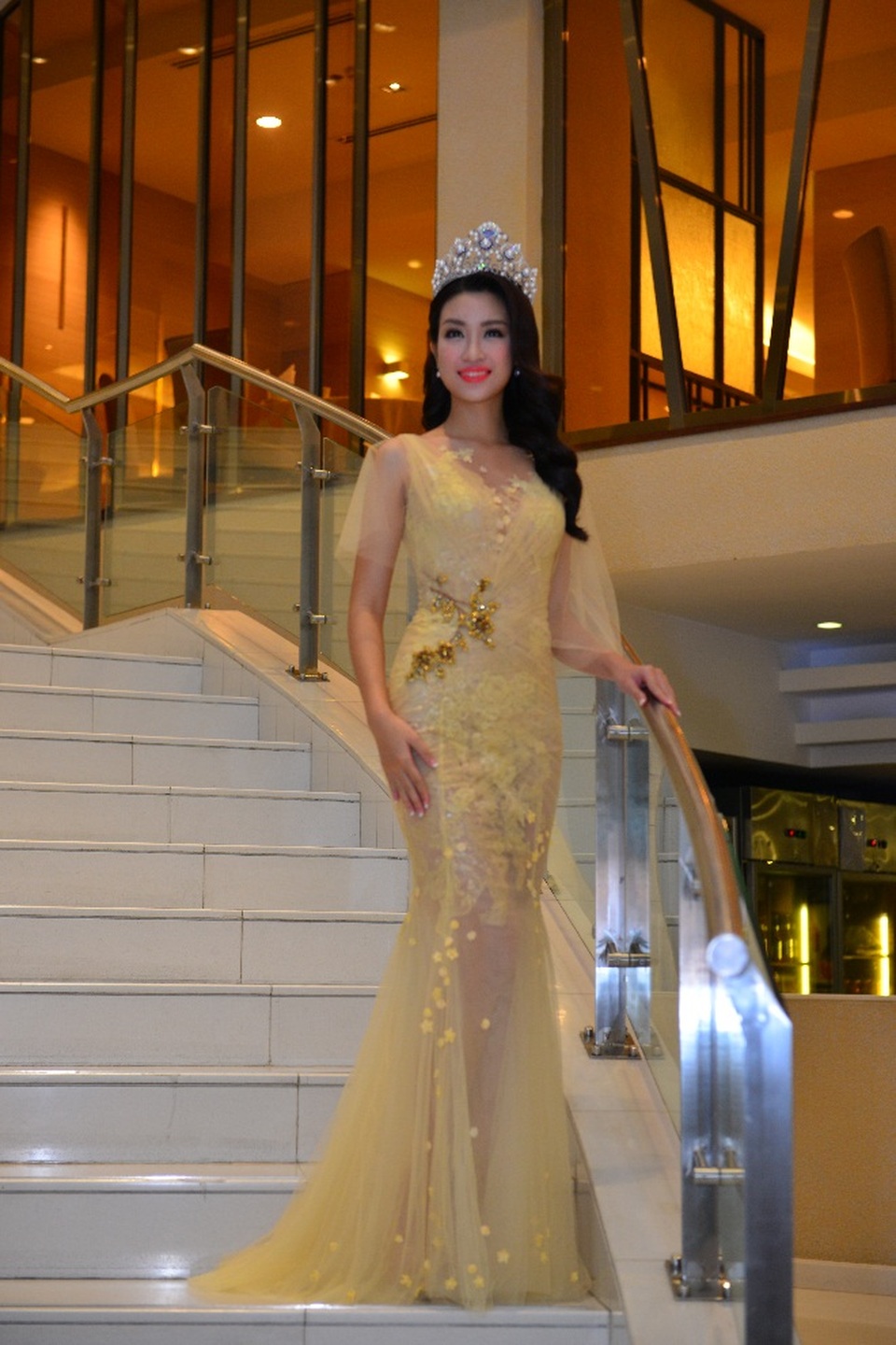 Hoa hậu Mỹ Linh xuất hiện rạng rỡ trong bộ dạ phục vàng ánh kim