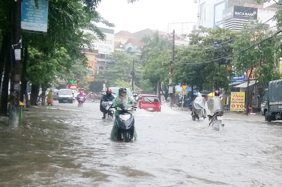 Cây đổ la liệt sau bão số 4, mưa ngập nhiều nơi - 19 Đường Nguyễn Thị Minh Khai có nơi ngập sâu đến gần 40cm.