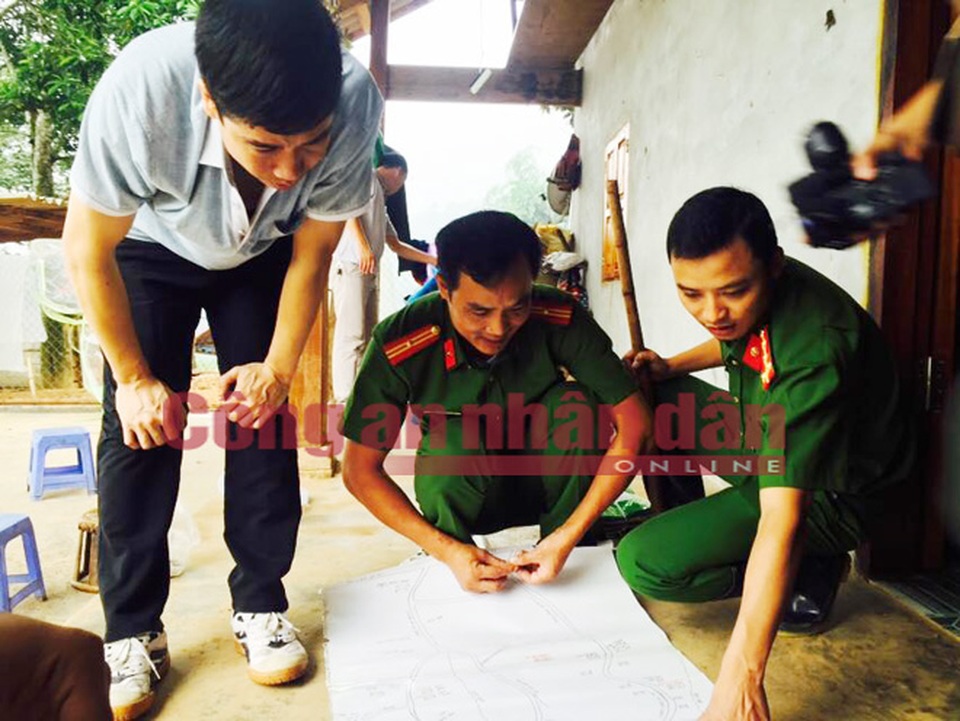 Hai Thiếu tá Công an kể chuyện "khoanh vùng" và cảm hóa kẻ gây thảm án ở Lào Cai - 3 Các trinh sát bàn phương án vây bắt đối tượng.