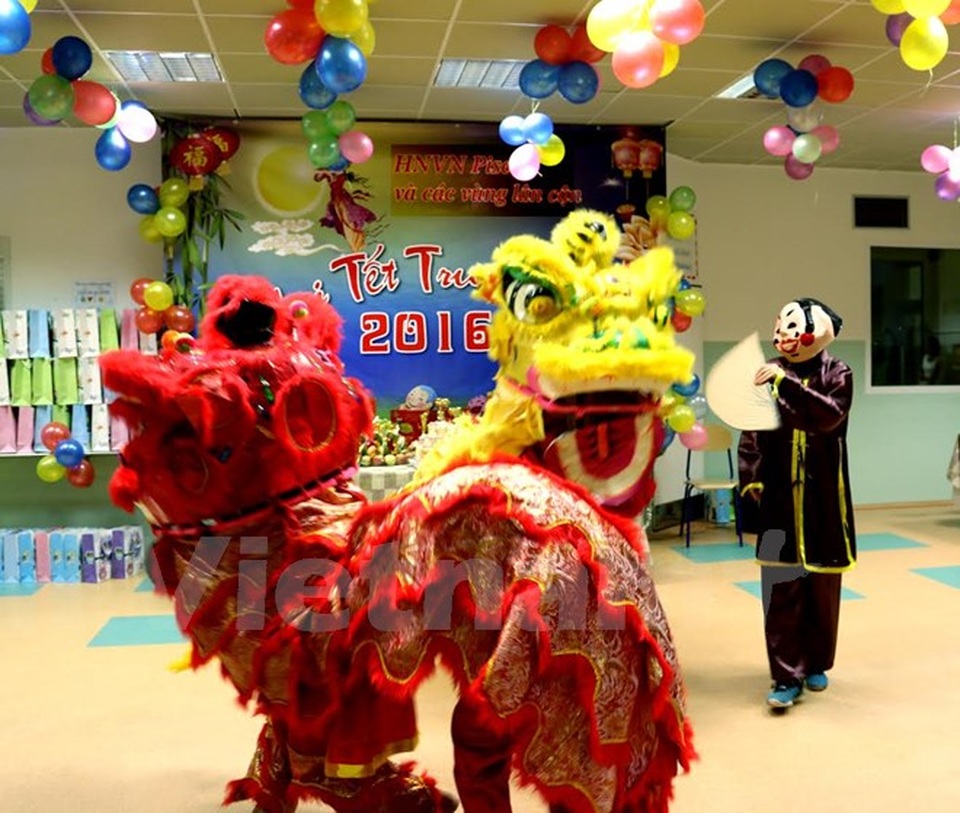 Múa lân tại Tết Trung Thu ở thành phố Pisek. (Ảnh: Trần Quang Vinh/Vietnam+)