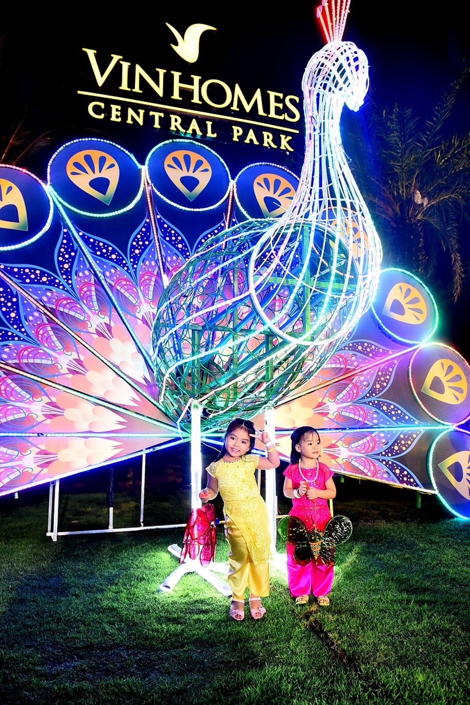 Vui trăng cùng Vinhomes Central Park - 2 “Vui trăng cùng Vinhomes” mang đến cho trẻ nhỏ cơ hội vui chơi, tìm hiểu lễ hội truyền thống với nhiều hoạt động ý nghĩa