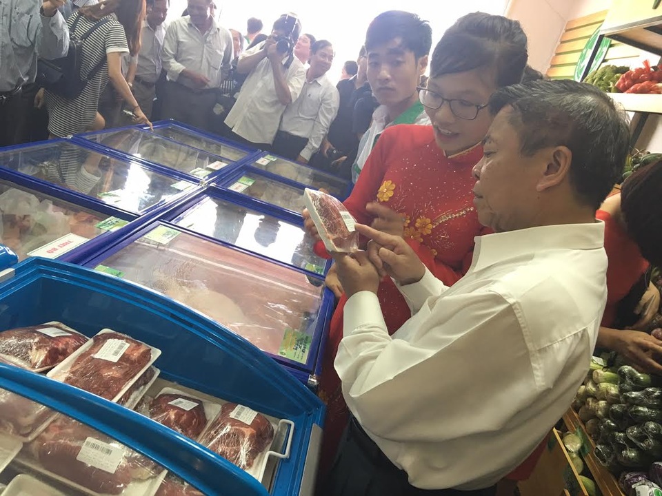 Ông Võ Kim Cự lo đồ ăn sạch cho dân - 3
Ông Cự rao bán thịt bò ngon giá rẻ, khuyến khích mọi người mua ngay, hàng không có nhiều