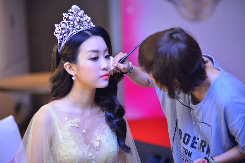Bí quyết dưỡng da của Hoa hậu Việt Nam Đỗ Mỹ Linh - 2 Vừa thực hiện nghĩa vụ của HHVN, vừa là Đại sứ thương hiệu Sắc Ngọc Khang, HH Mỹ Linh phải làm việc với cường độ cao và trang điểm thường xuyên