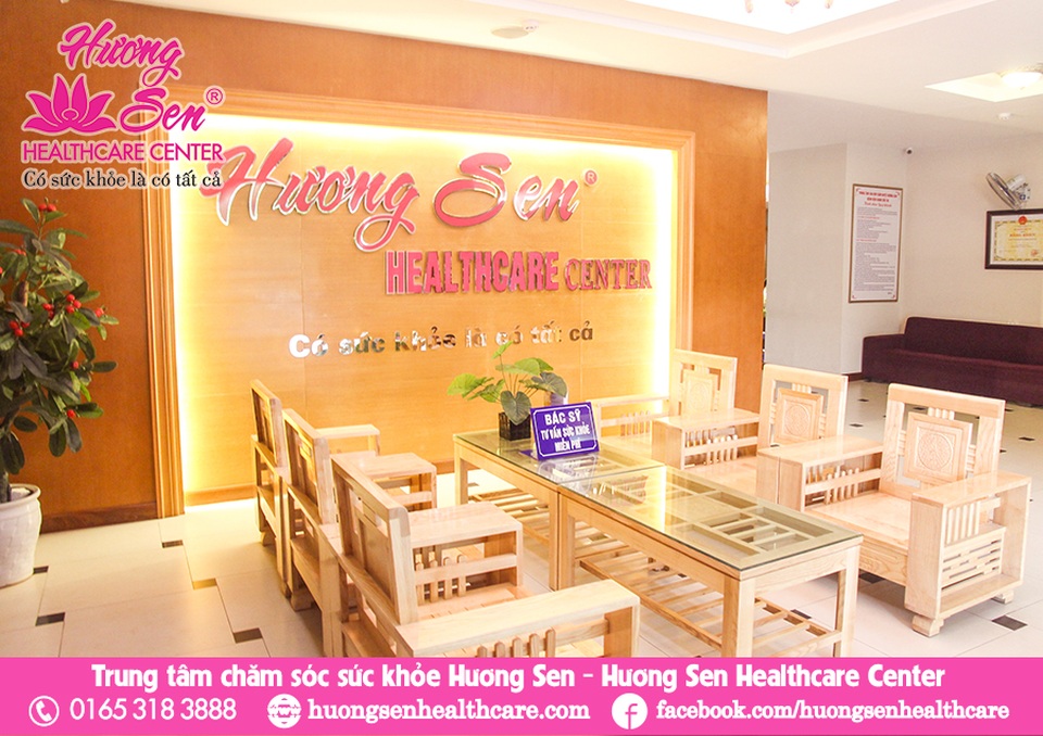 Yêu thương chính mình, quẳng gánh lo đi và vui sống! - 2 Sau những nghi thức cơ bản đầu tiên, rất nhanh chóng tôi được nhân viên dẫn vào phòng tắm lá thuốc của người Dao, nơi có những chiếc bồn gỗ màu nâu thành cao và dày trông rất thích mắt. Nước tắm màu đỏ được chưng cất tỉ mỉ từ những loại dược liệu trên vùng núi cao Sapa lúc nào cũng vừa đủ ấm, vừa đủ thơm để đánh thức cảm giác thư thái trên làn da.