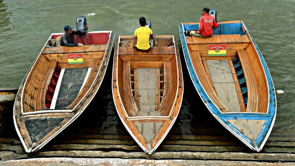 
River taxi ở làng nổi.
