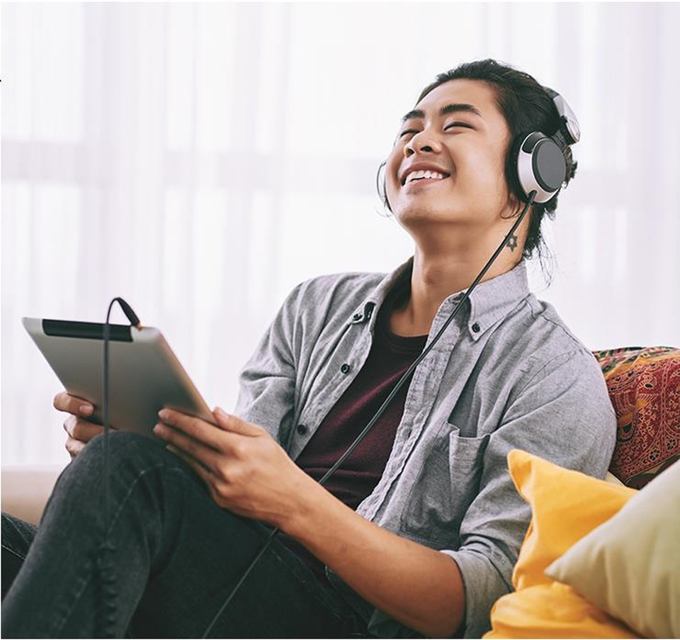 Ứng dụng âm nhạc siêu “hot” ra mắt hấp dẫn giới trẻ - 2 Với MOOV, các bạn trẻ yêu âm nhạc đã có thể thỏa sức trải nghiệm những nội dung giải trí chất lượng cao mọi lúc, mọi nơi, thậm chí không cần kết nối Internet.