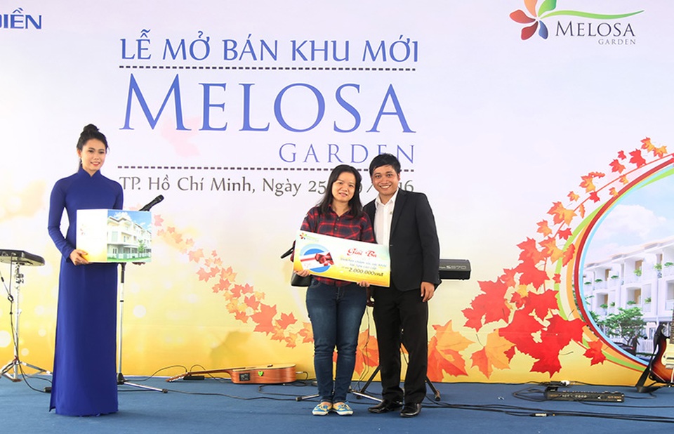 Hơn 400 khách tham dự mở bán giai đoạn mới Melosa Garden - 2 Trong sự kiện này, khách hàng đặt mua thành công sẽ nhận được chuyến du lịch mùa Thu tại Italia, cùng 1 năm phí quản lý. Bên cạnh đó, 3 khách tham dự may mắn nhất đã nhận được những phần quà giá trị từ tổng đại lý STDA Miền Nam gồm: máy giặt Samsung, dàn âm thanh Sony, voucher chăm sóc sức khỏe.