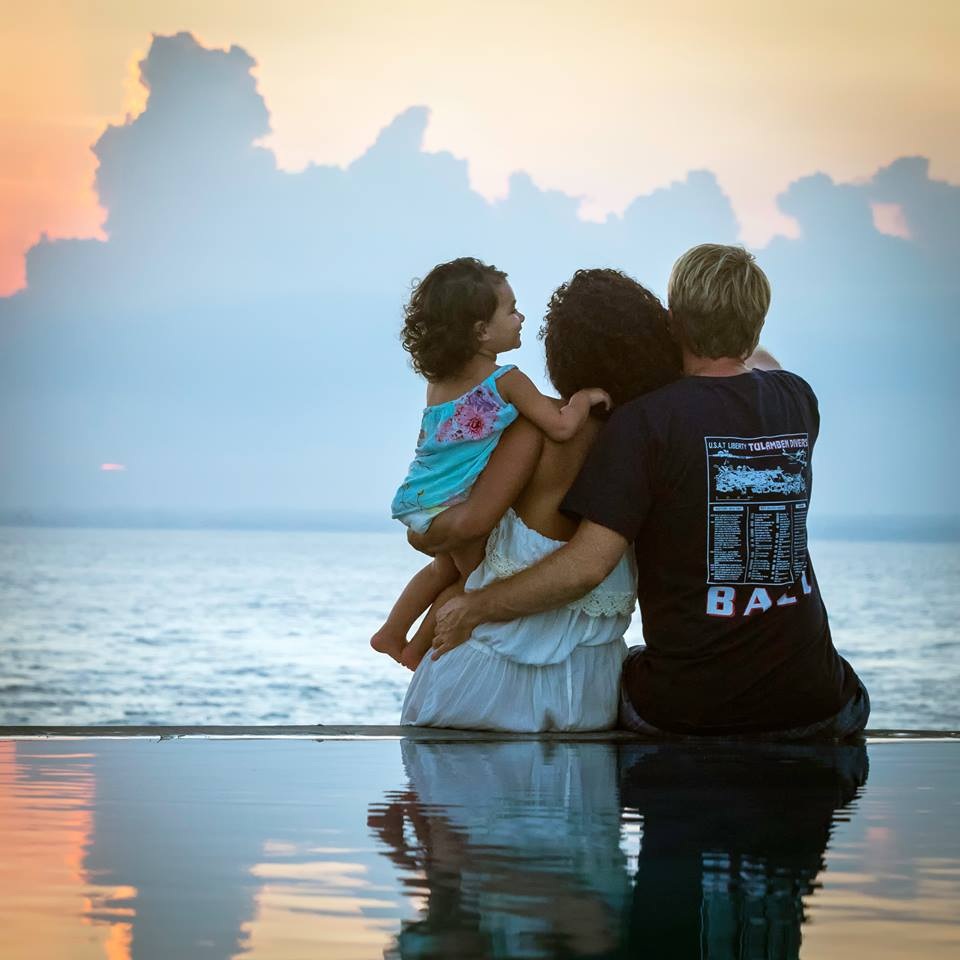 Bộ ảnh cực yêu của bé gái 2 tuổi du lịch qua 30 nước cùng cha mẹ - 3