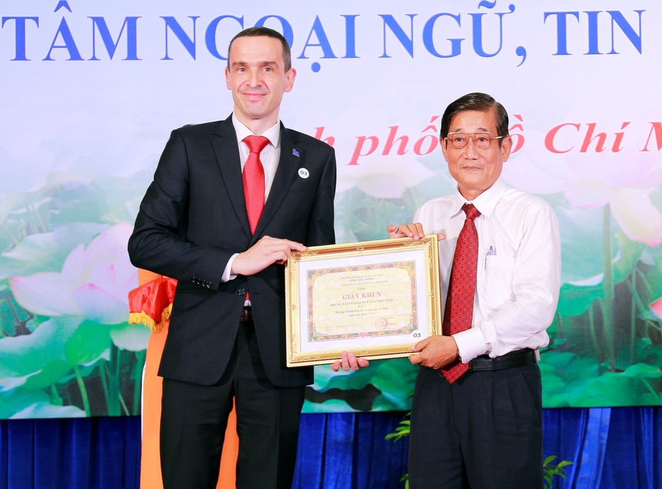 Trung tâm Anh ngữ ILA tiếp tục nhận khen thưởng của Sở GD&ĐT TPHCM - 2
Ông Jonathan Bird - Giám đốc Học vụ, đại diện ILA nhận khen thưởng từ ông Nguyễn Tiến Đạt - Phó Giám Đốc Sở Giáo dục & Đào tạo TPHCM.