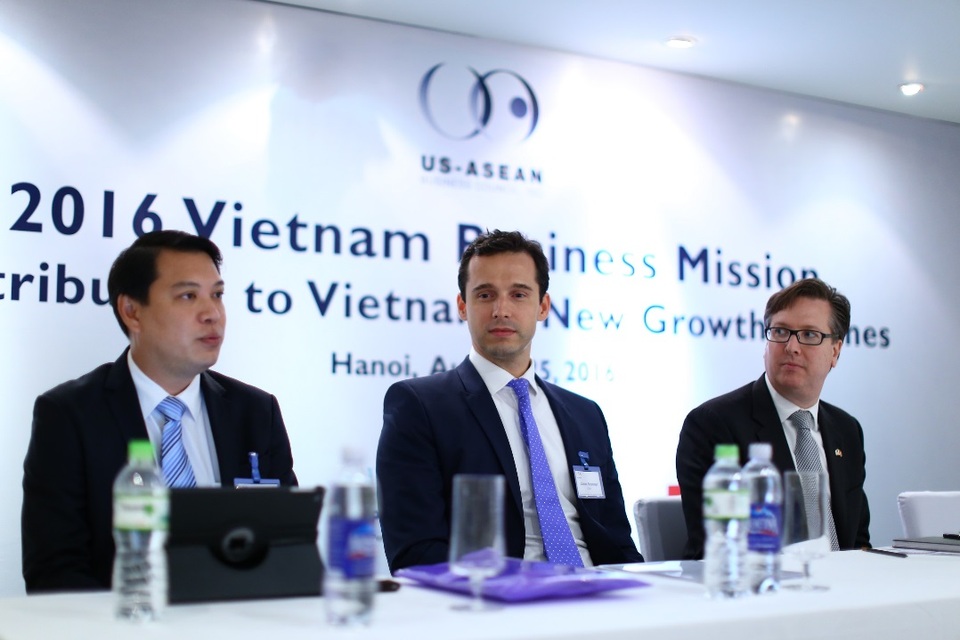 Thêm nhiều giải pháp y tế cho Việt Nam từ các doanh nghiệp Hoa Kỳ - 2 Từ phải qua: Ông Alexander Feldman, Chủ tịch Hội đồng Kinh doanh cấp cao Hoa Kỳ - ASEAN; Ông James Strenner, Trưởng VPĐD GSK Pte Ltd tại Việt Nam; Ông Shane Pang, Giám đốc phụ trách Đối ngoại, GSK Châu Á Thái Bình Dương