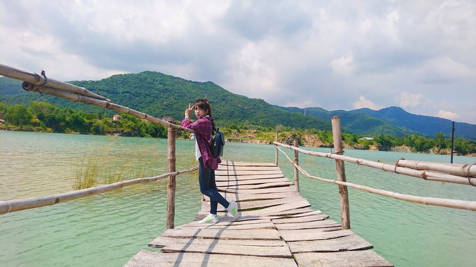 Cảnh đẹp Hồ Đá Xanh khiến giới trẻ "phát sốt" - 1 Cảnh đẹp Hồ Đá Xanh khiến giới trẻ "phát sốt" - 1