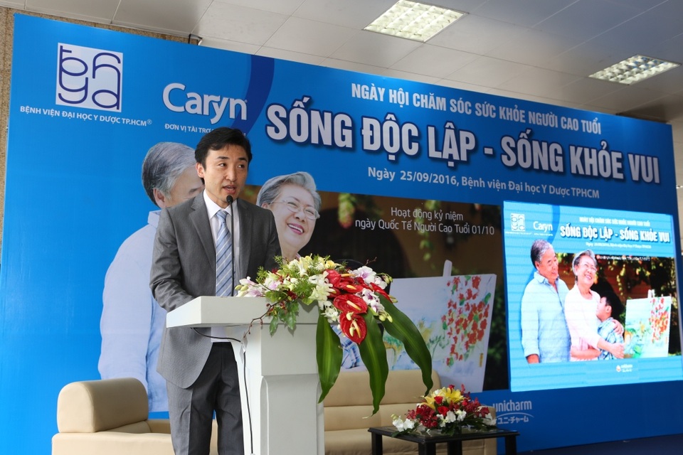 Ngày hội sức khỏe người cao tuổi “Sống độc lập - sống khỏe vui” thành công rực rỡ. - 2 Đại diện cho nhãn hàng tã giấy người lớn số 1, Ông Hiroshi Iriyama, Giám đốc nhãn hiệu ngành hàng chăm sóc trẻ em và người lớn tuổi – Công ty Cổ phần Diana Unicharm chia sẻ mối quan tâm hàng đầu của Caryn trong việc chăm sóc sức khỏe và nâng cao chất lượng cuộc sống cho người cao tuổi. Là nhãn hàng đầu tiên đưa mô hình chăm sóc sức khỏe với các kiến thức và sản phẩm từ Nhật Bản về Việt Nam, theo đó định hướng chăm sóc sức khỏe của Caryn là hướng tới hồi phục, khuyến khích người lớn tuổi đang sử dụng tã dán chủ động trong cả sinh hoạt và tự đi vệ sinh, để được sống độc lập dài lâu và luôn là chính mình.