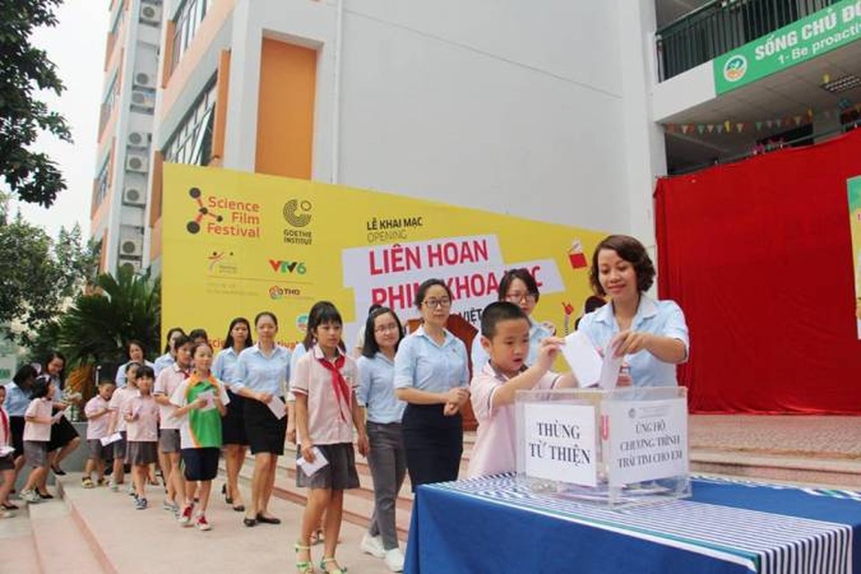 Gần 1700 học sinh cán bộ, giáo viên chung tay ủng hộ chương trình mổ tim miễn phí cho trẻ em nghèo - 2 
Gần 200 cán bộ giáo viên, nhân viên Nhà trường và đại diện của gần 1500 học sinh các lớp đã lên gửi gắm “tấm lòng” của mình vào chiếc “Thùng từ thiện”