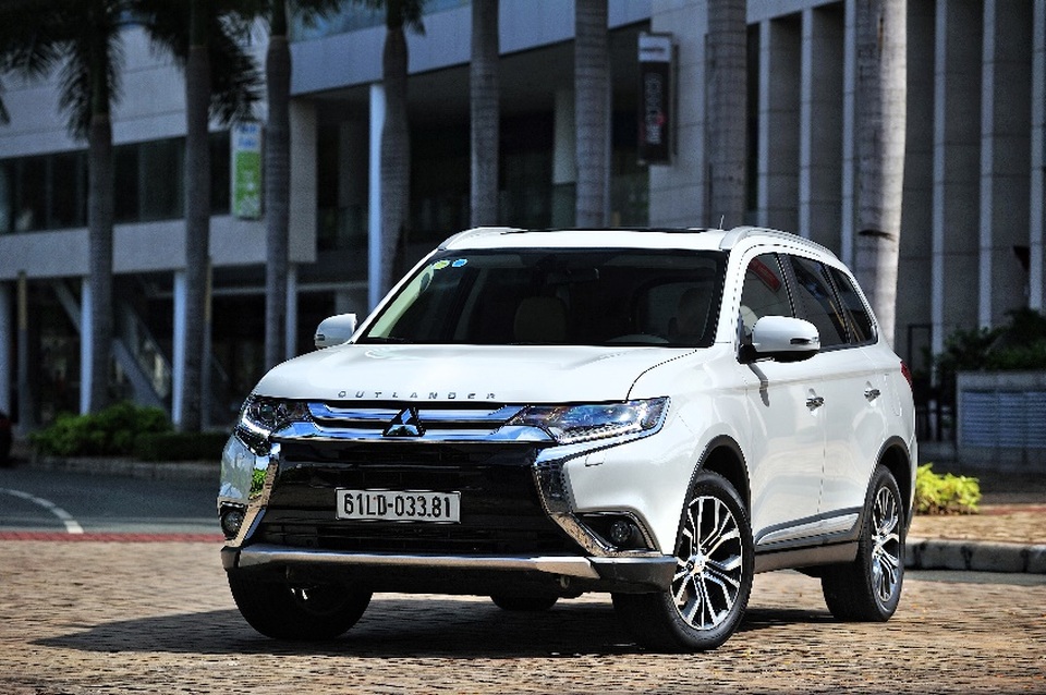 Mitsubishi Outlander mới - Cùng nhịp đập năng động mỗi ngày - 3
Công nghệ động cơ MIVEC được giới thiệu là cho công suất cao mà vẫn tiết kiệm nhiên liệu, kết hợp với hộp số CVT thế hệ mới tích hợp lẫy sang số trên vô lăng, cho xe khả năng tăng tốc mượt mà và êm ái.