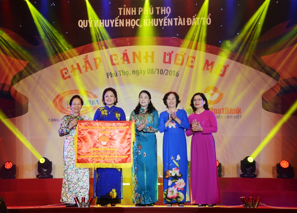 Chương trình ''Chắp cánh ước mơ'' - Vinh danh khuyến học, khuyến tài Đất Tổ năm 2016 - 2 Lãnh đạo Hội Khuyến học Việt Nam trao Cờ “Đơn vị xuất sắc trong phong trào thi đua Khuyến học, khuyến tài, xây dựng xã hội học tập (giai đoạn 1996 - 2016)” cho Hội Khuyến học tỉnh.