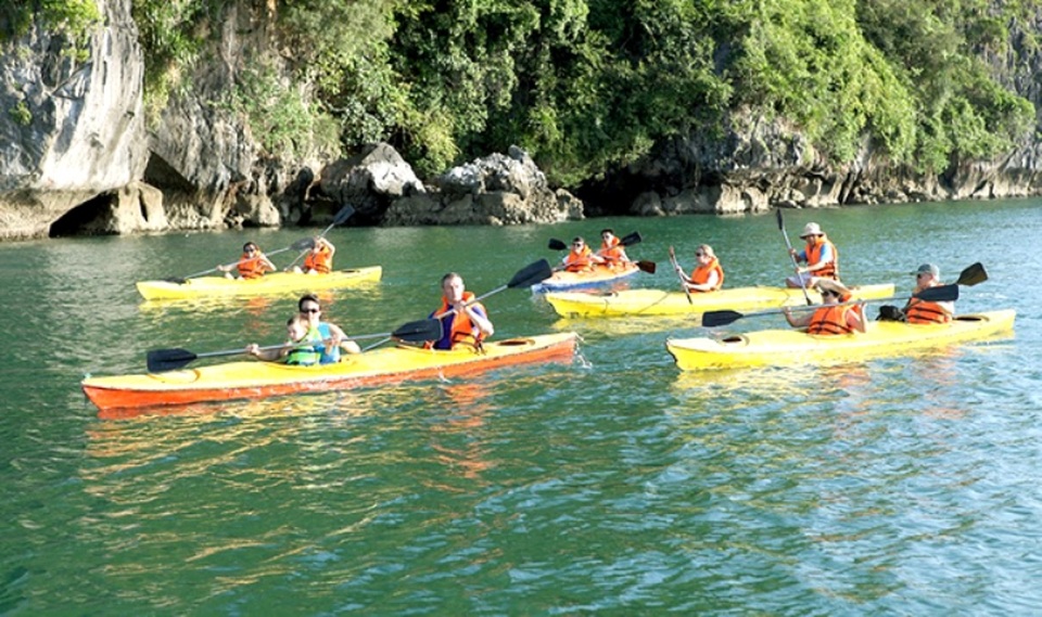 6 điều nên trải nghiệm khi đến vịnh Hạ Long - 2 Chèo thuyền Kayak là trải nghiệm thú vị