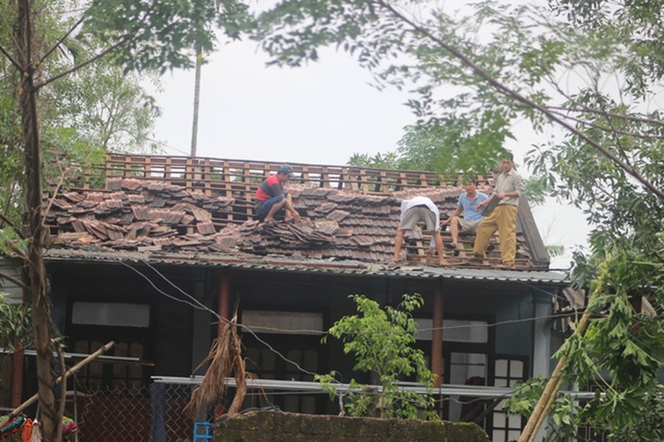 Mưa lớn, 1 người bị lũ cuốn trôi, đường sắt tê liệt - 6 Nhiều nhà dân tại huyện Triệu Phong bị hư hỏng nặng