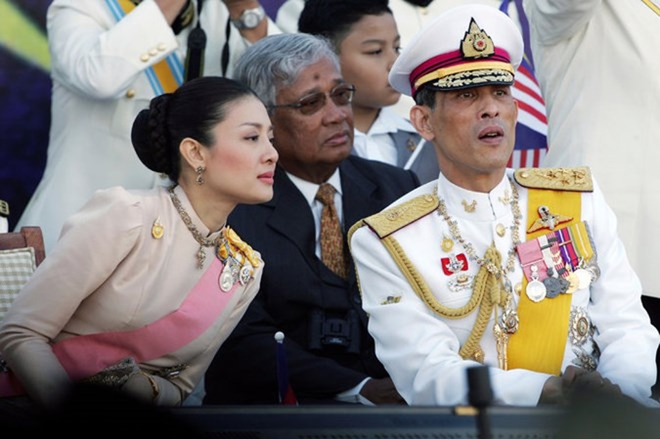 Quá khứ không hoàn hảo của Thái tử Thái Lan và nỗi lo kế vị - 3
Hoàng Thái tử Thái và người vợ 3 khi còn mặn nồng (Nguồn: Reuters)