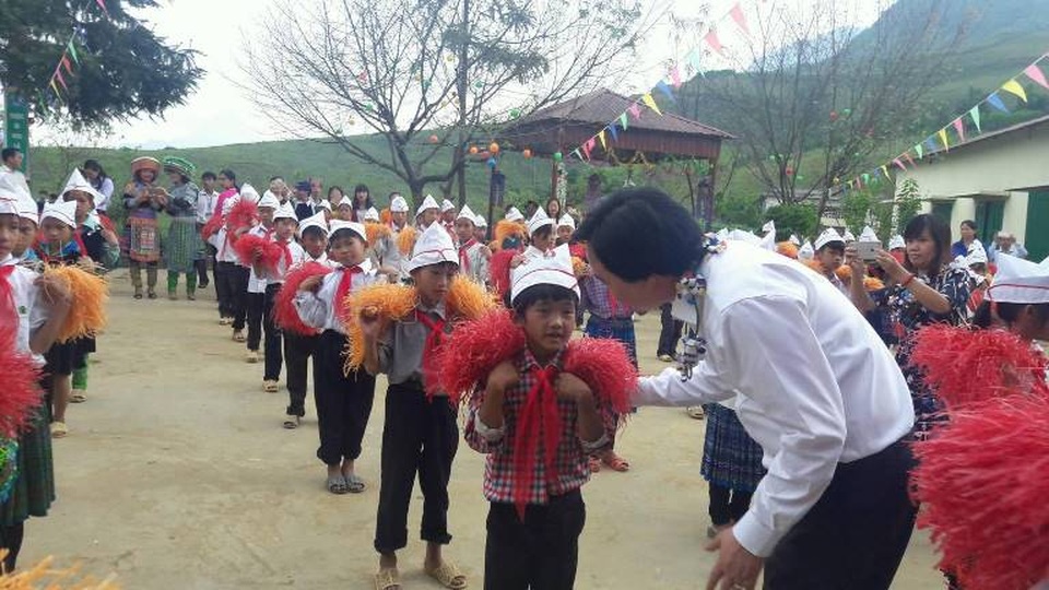 Bộ trưởng Phùng Xuân Nhạ thị sát giáo dục vùng khó khăn - 2
Người đứng đầu ngành giáo dục tận tình hỏi thăm học sinh trường Pa cheo