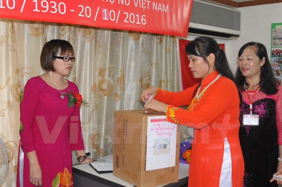 Cộng đồng người Việt ở nước ngoài quyên góp ủng hộ miền Trung - 9 Bà con người Việt tại Macau quyên góp ủng hộ đồng bào chịu thiên tai bão lụt miền Trung. (Nguồn: Vietnam+)
