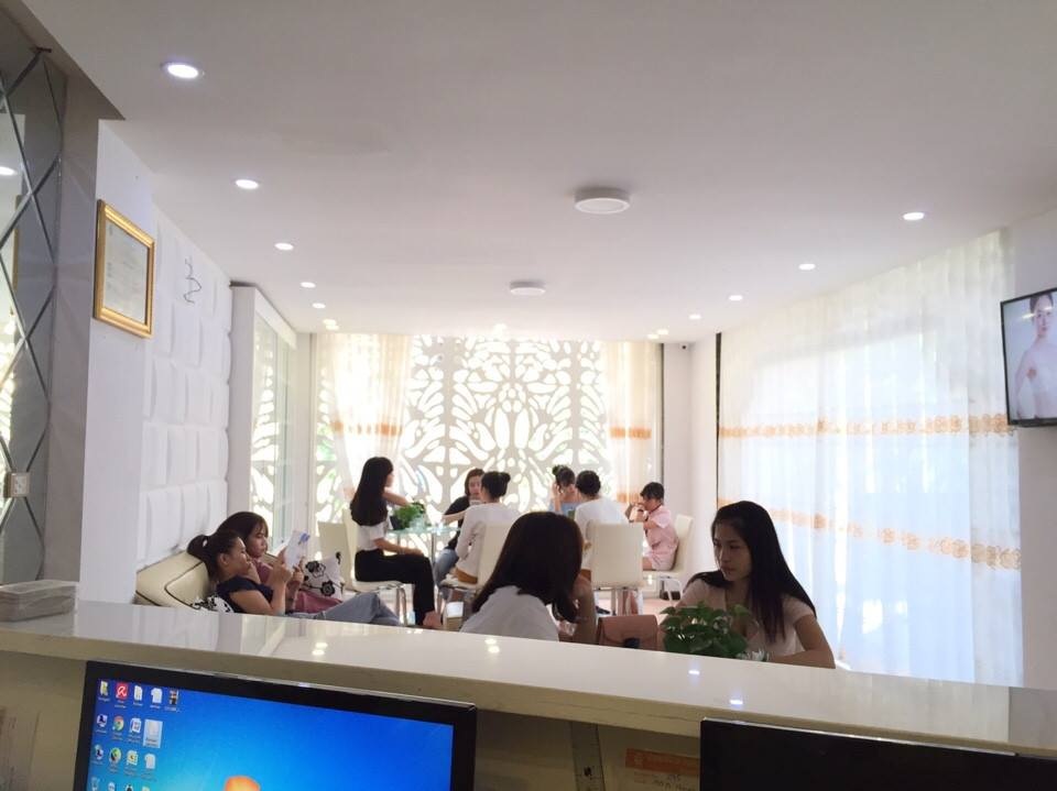 Quà 20.10 dành cho nhân viên từ đôi bàn tay vàng của bác sĩ Tươi Sài Gòn - 2 Không khí tại thẩm mỹ Saigon Young