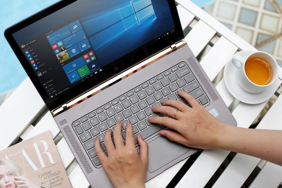 
Vỏ ngoài đen nhám cùng bản lề màu vàng đồng ấn tượng tạo cảm giác đang ngắm nhìn một tác phẩm thủ công đầy tính nghệ thuật hơn là sản phẩm của gia công hàng loạt.
